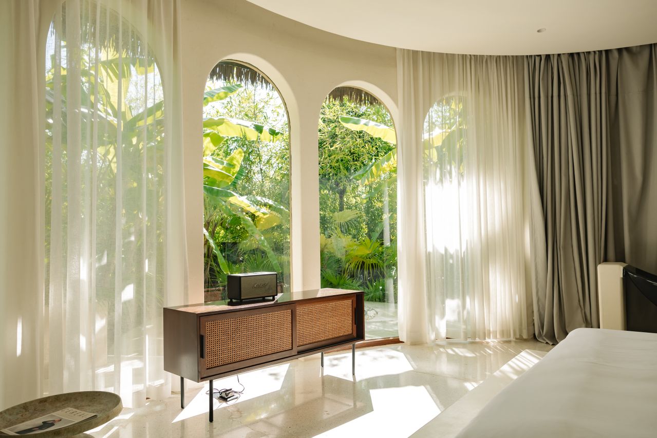 Room with garden view, featuring a modern credenza